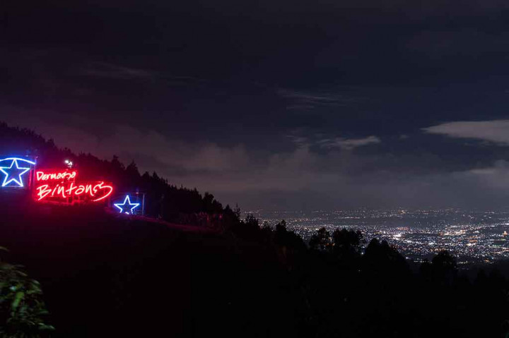Suasana Kota Bandung terlihat dari cahaya lampu permukiman, terlihat dari di lokasi wisata Puncak Bintang, Cimenyan, Kabupaten Bandung.