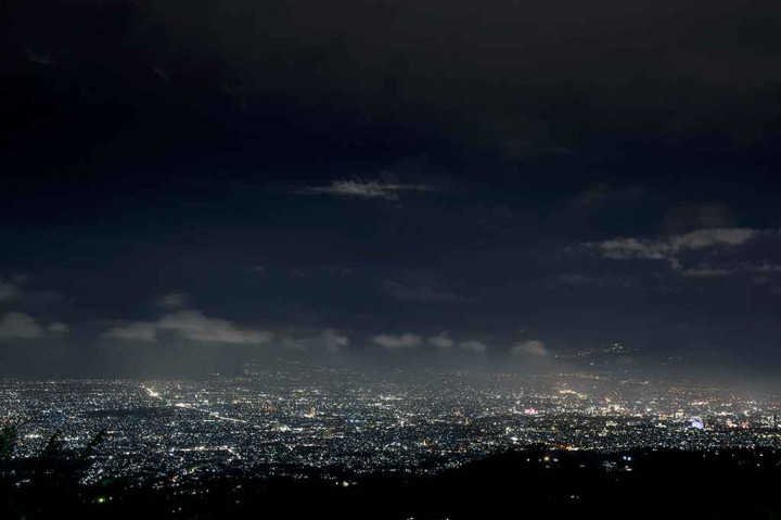 Puncak Bintang yang menawarkan panorama sunset, matahari tenggelam dan suasana gemerlap Kota Bandung dari tepi hutan pinus ini menjadi daya tarik tersendiri bagi para pencinta traveling untuk berswafoto, jogging, bersepeda gunung, atau sekadar menikmati dinginnya udara segar di hutan pinus.