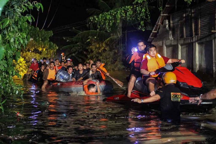 Tim SAR mengevakuasi korban banjir di Davao, Mindanau.