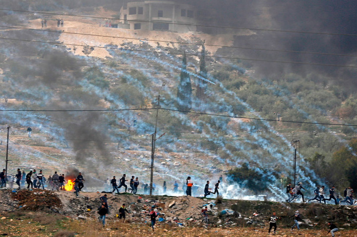 Sementara itu aksi unjuk rasa memprotes pengakuan Presiden AS Donald Trump yang menyatakan Yerusalem sebagai Ibu Kota Israel terus meningkat di Tepi Barat. Para pemuda Palestina melemparkan batu ke arah tentara Israel yang dibalas dengan tembakan gas air mata. AFP/Jaafar Ashtiyeh