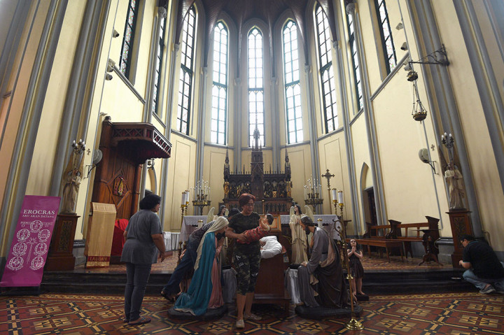 Menjelang perayaan Natal, petugas menyelesaikan dekorasi ruangan di Gereja Katedral, Jakarta, Sabtu, 23 Desember 2017. 