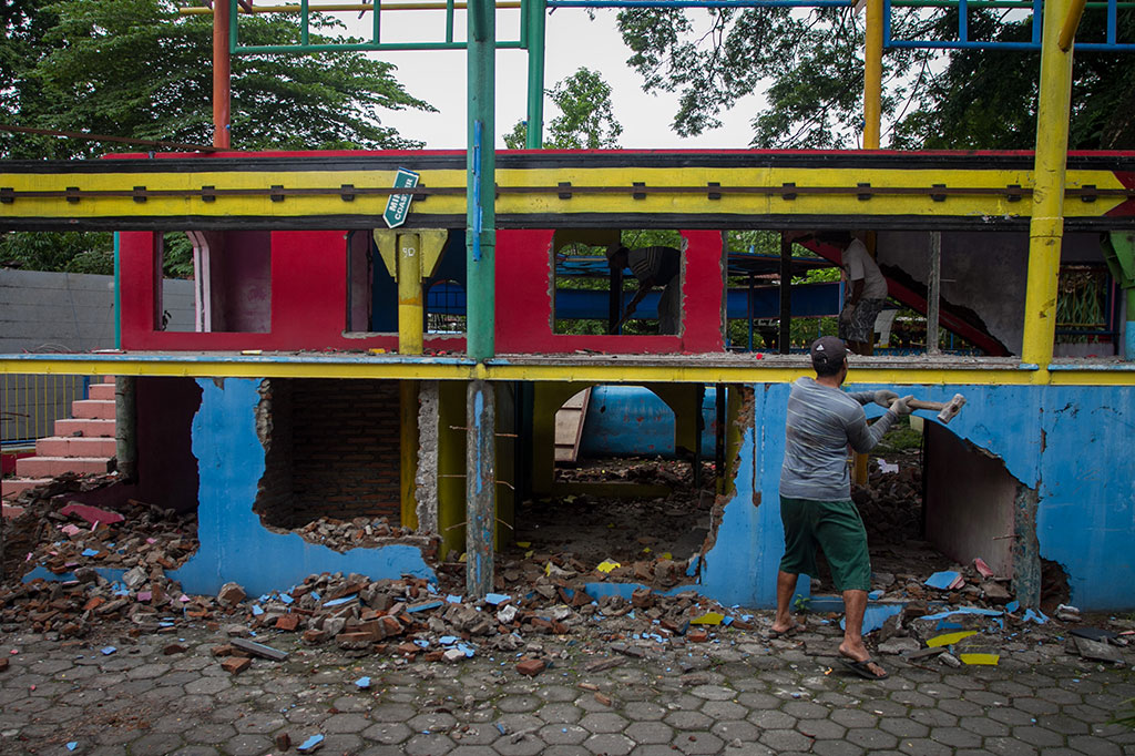 Selain anak-anak, orang dewasa pun dapat menghabiskan waktu menghilangkan penat di sela rutinitas harian. Panggung hiburan musik digelar hampir setiap malam secara bergiliran mulai dari dangdut, slow rock, hingga musik Koes Plus-an.