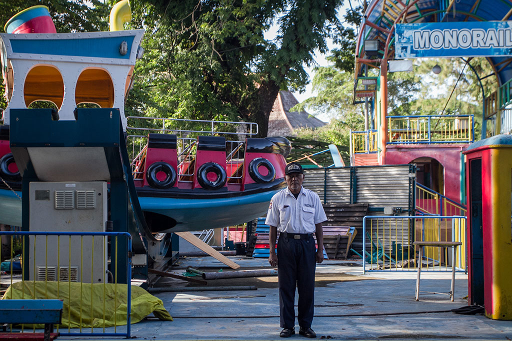 Penutupan THR Sriwedari mengancam PHK sejumlah karyawan, salah satunya Triyono (55) satpam yang telah bekerja di sana sejak THR Sriwedari pertama dibuka. 

Memorinya masih ingat benar bagaimana THR Sriwedari itu dibangun dan ia turut membantu dalam proses pembangunan 32 tahun lalu. Ia manjadi saksi lahirnya, masa keemasan dan jatuh bangun sampai dibongkarnya taman hiburan itu.