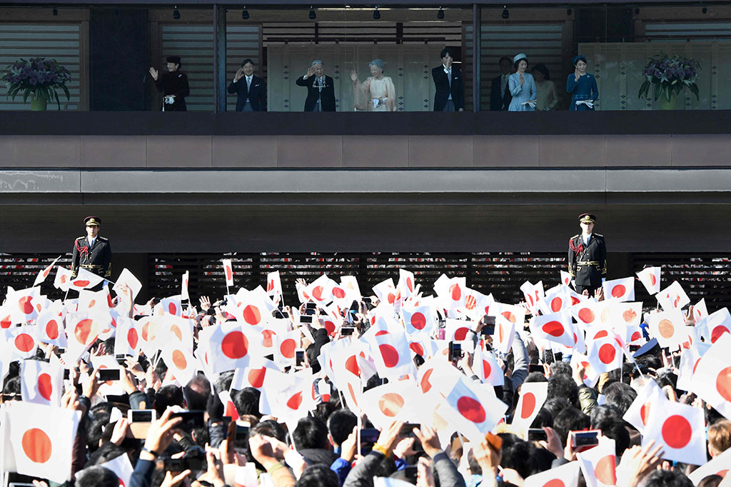Kaisar Akihito didampingi permaisuri Putri Michico dan sejumlah anggota keluarga melambaikan tangannya kepada ribuan simpatisan dari balkon Istana Kekaisaran Tokyo, Jepang, Sabtu, 23 Desember 2017.
