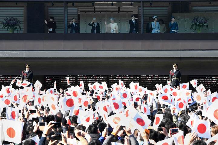 Kaisar Akihito didampingi permaisuri Putri Michico dan sejumlah anggota keluarga melambaikan tangannya kepada ribuan simpatisan dari balkon Istana Kekaisaran Tokyo, Jepang, Sabtu, 23 Desember 2017.