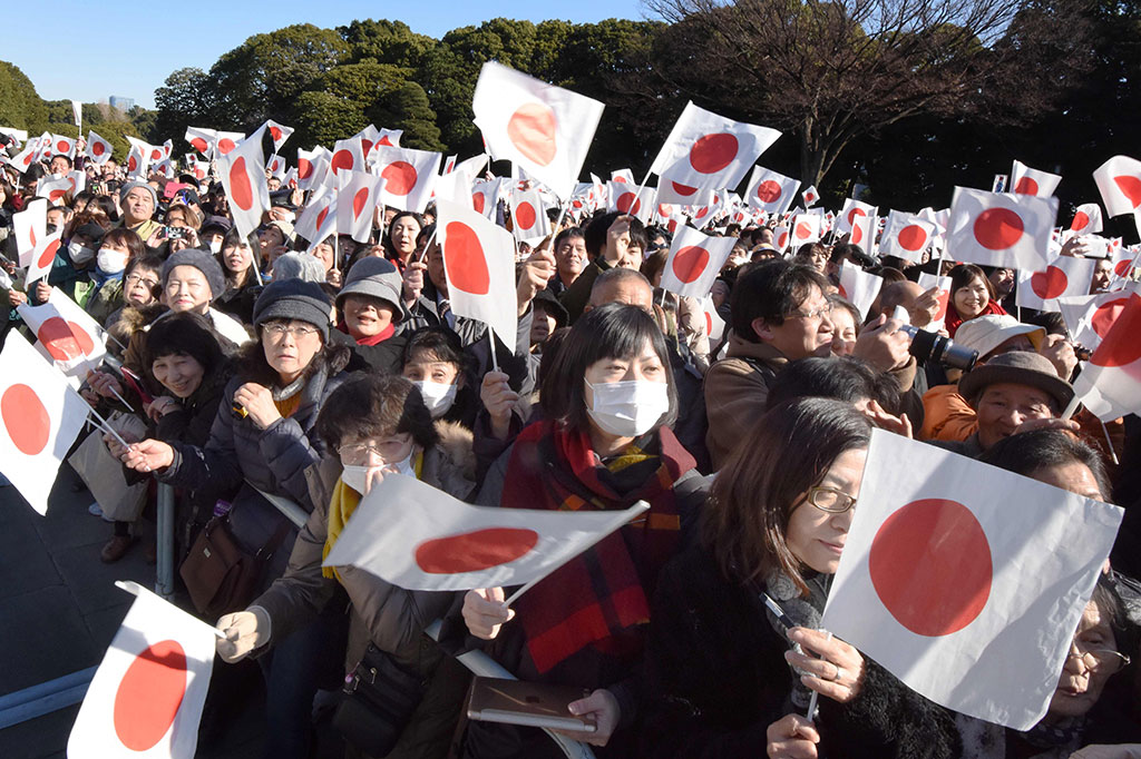 Ribuan simpatisan merayakan ultah ke-84 Kaisar Akihito sembari melambai-lambaikan bendera Jepang sambil meneriakkan 'Banzai' atau 'panjang umur' di bawah sinar matahari musim dingin.