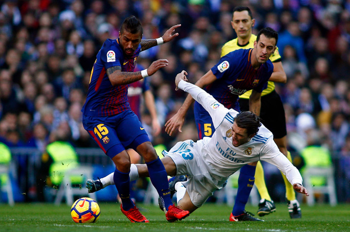 Pertandingan di jornada 17 La Liga, berlangsung sengit. Madrid sebagai tuan rumah dan Barca selaku tim tamu terlibat jual beli serangan, walaupun babak pertama masih berakhir 0-0.