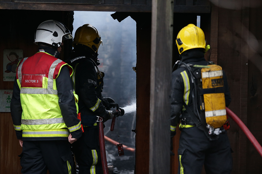 Lebih dari 70 petugas pemadam kebakaran dan 10 kendaraan pemadam dikerahkan untuk memadamkan kobaran api. Para petugas berhasil menjinakkan si jago merah dalam waktu tiga jam lebih.