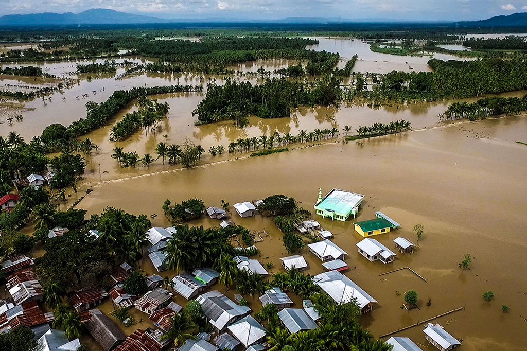 Badai Tembin membuat banjir bandang dan tanah longsor ke beberapa bagian pulau Mindanao.