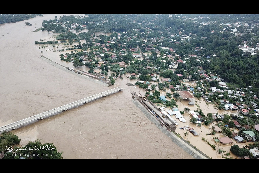 Badai tersebut mengarah ke laut pada tengah hari, Sabtu 23 Desember, dan diperkirakan akan hilang dari Filipina pada Senin 25 Desember. 