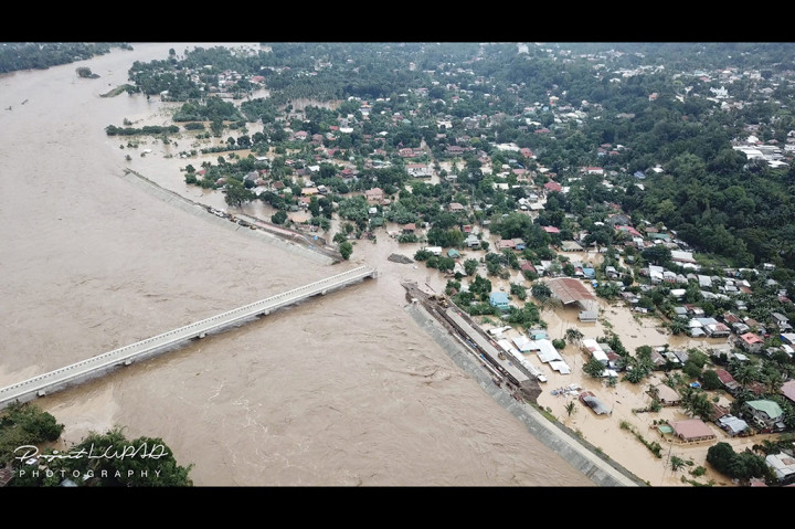 Badai tersebut mengarah ke laut pada tengah hari, Sabtu 23 Desember, dan diperkirakan akan hilang dari Filipina pada Senin 25 Desember. 