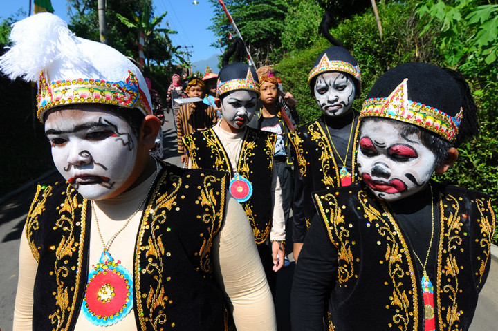 Sejumlah anak berkostum tokoh pewayangan punokawan mengikuti kirab tradisi Merti Desa, di Gladaksari, Ampel, Jawa Tengah.