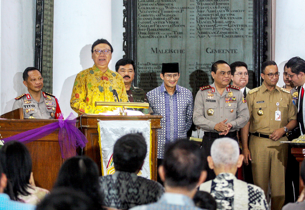 Mendagri Tjahjo Kumolo menyampaikan sambutannya di Gereja Immanuel, Jakarta, Minggu (24/12/2017). Kapolri Jenderal Pol Tito Karnavian, Panglima TNI Marsekal Hadi Tjahjanto, Gubernur Anies Baswedan dan Wagub Sandiaga Uno serta Wakapolri Komjen Syafruddin turut dalam rombongan. Antara Foto/Galih Pradipta