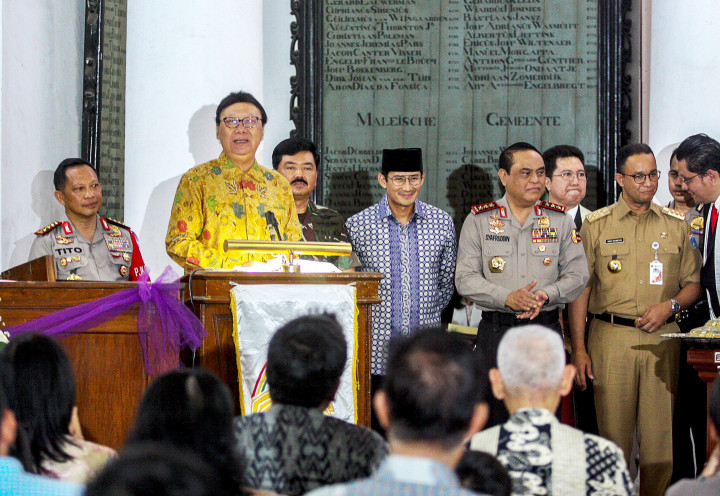 Mendagri Tjahjo Kumolo menyampaikan sambutannya di Gereja Immanuel, Jakarta, Minggu (24/12/2017). Kapolri Jenderal Pol Tito Karnavian, Panglima TNI Marsekal Hadi Tjahjanto, Gubernur Anies Baswedan dan Wagub Sandiaga Uno serta Wakapolri Komjen Syafruddin turut dalam rombongan. Antara Foto/Galih Pradipta