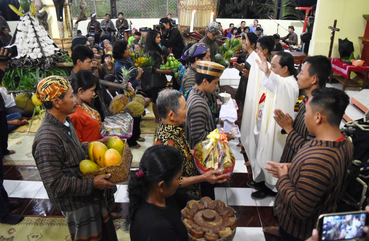 Sejumlah umat Katholik membawa persembahan hasil bumi dalam prosesi Misa Malam Natal di Gereja Santa Perawan Maria, Sadang, Jambu, Kab. Semarang. Ibadah dilakukan dengan nuansa tradisi Jawa bertema 'Mujudken Karahayonan Sang Kristus Kanthi Gesangaken Semangat Pacasila'. Antara Foto/Aditya Pradana Putra
