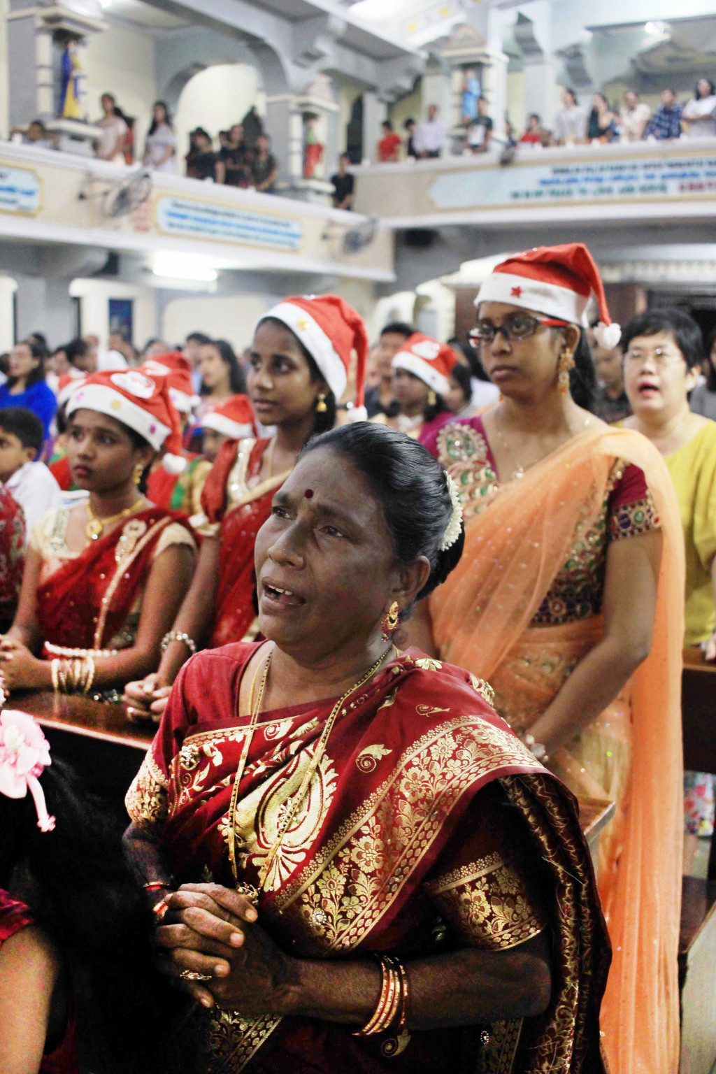 Umat Kristiani keturunan India melaksanakan Misa Natal di Gereja Khatolik Graha Maria Annai Velangkanni, Medan. Daya tarik gereja Khatolik komunitas India ini adalah arsitekturnya bagaikan kuil-kuil Hindu di India. Antara Foto/Septianda Perdana