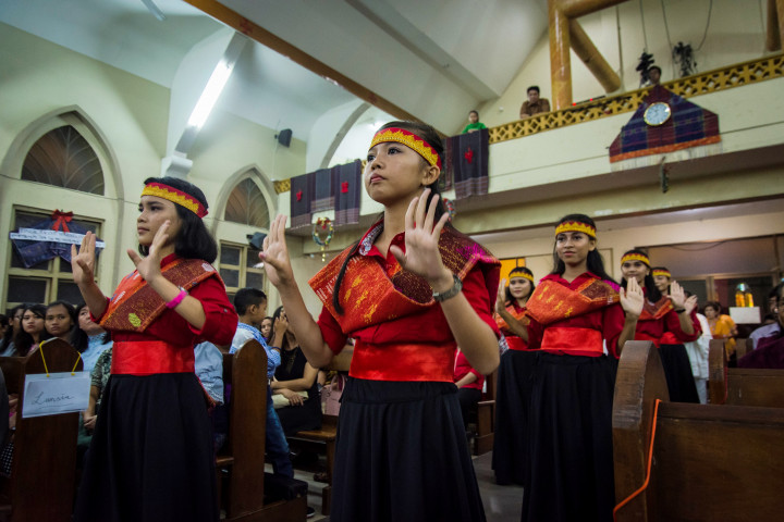 Menari tortor dalam Misa Malam Natal di Gereja Santa Maria A. Fatima, Pekanbaru. Tema tahun ini mengusung tema Inkulturasi Batak Toba yang ditunjukkan dengan penampilan tari dan ornamen budaya di gereja Katolik itu. Antara Foto/FB Anggoro
