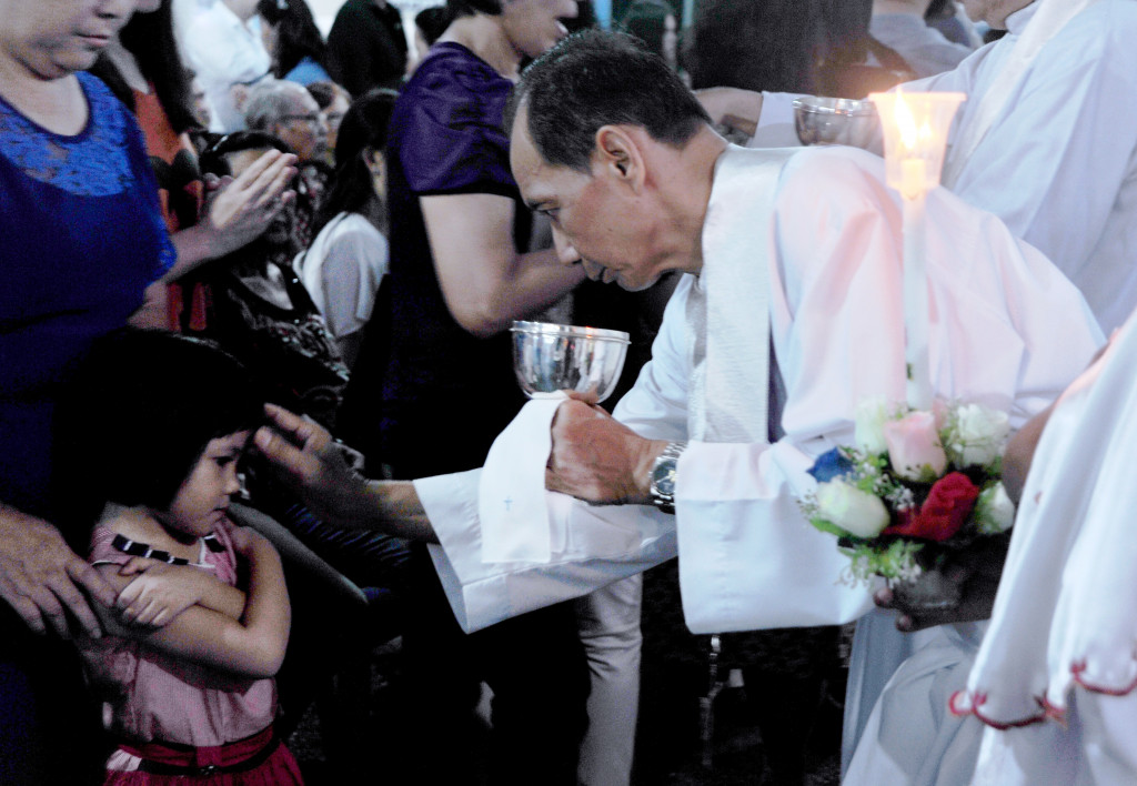 Umat nasrani mengikuti misa pada peringatan Natal di Gereja Santo Yoseph Palembang. Belasan ribu Umat kristiani se-Kota Palembang merayakan malam Natal dengan khidmat. Antara Foto/Feny Selly