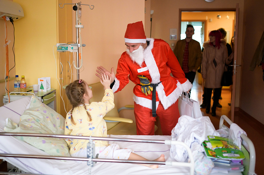 Seorang Santa juga berkunjung ke rumah sakit anak di Ljubljana, Slovenia, untuk menghibur dan membawakan mereka hadiah. AFP PHOTO / Jure Makovec