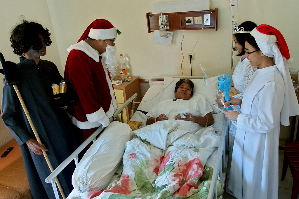Begitu juga di Indonesia, Santa, Piet Hitam, dan peri, mengunjungi pasien yang tengah dirawat, saat perayaan Natal di RS Elisabeth Semarang, Jawa Tengah. Para pasien kemudian diberi hadiah, didoakan, dan dihibur dengan harapan agar semangat mereka untuk sembuh meningkat. ANTARA FOTO/R. Rekotomo