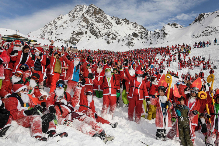 Di Swiss, ribuan Santa bermain ski di Pegunungan Alpen Swiss. Resor ski menawarkan tiket harian ke setiap pemain ski yang mengenakan gaun Santa untuk merayakan hari pembukaan musim ski. AFP PHOTO / Fabrice COFFRINI
