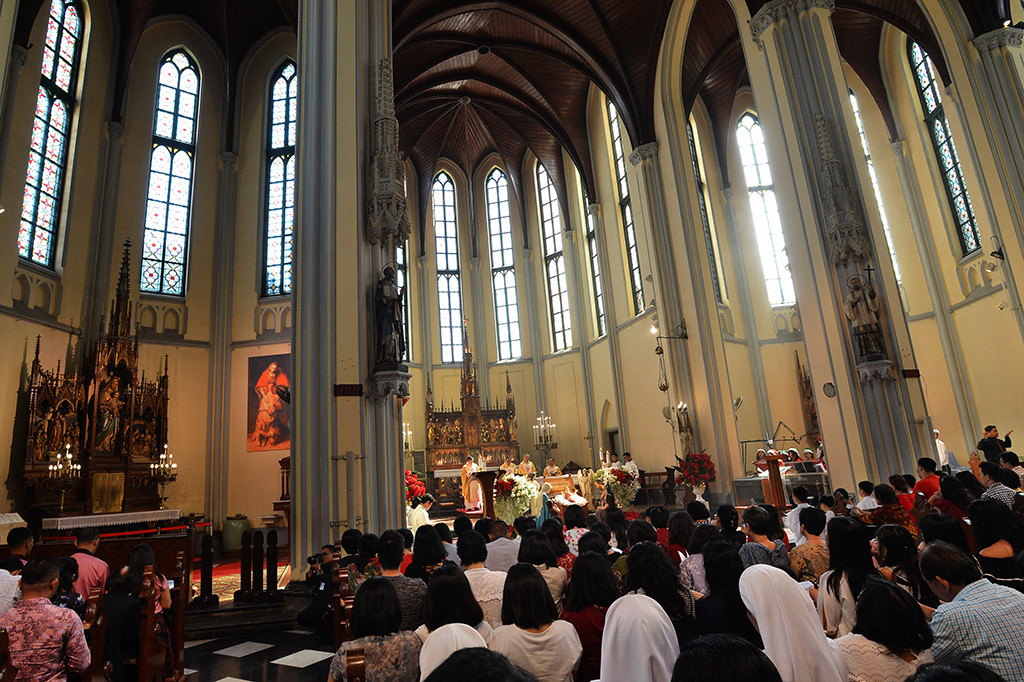 Misa digelar mulai pukul 07.00 WIB dan dipimpin oleh Romo Joannes Maryana dan Romo Alexius Andang Listya Binawan.