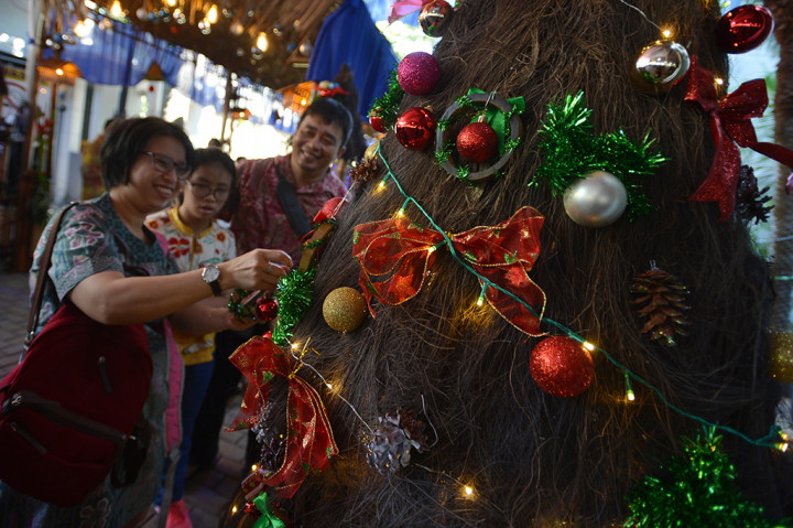Umat Kristiani mengamati hiasan pohon natal seusai mengikuti Misa Natal di Gereja Katedral Jakarta.