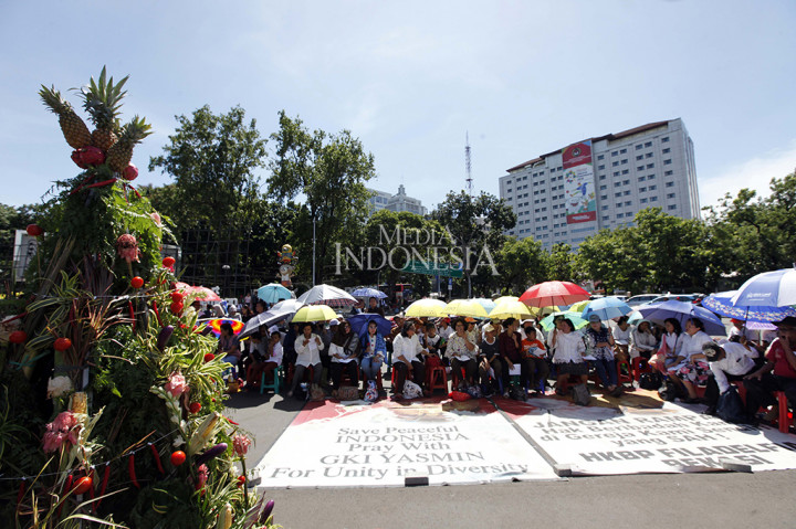 Anak-anak, muda, dewasa, hingga orangtua, duduk bersama di kursi-kursi plastik yang mereka bawa. Mereka juga membuat pohon Natal dengan hiasan dari sayuran-sayuran.