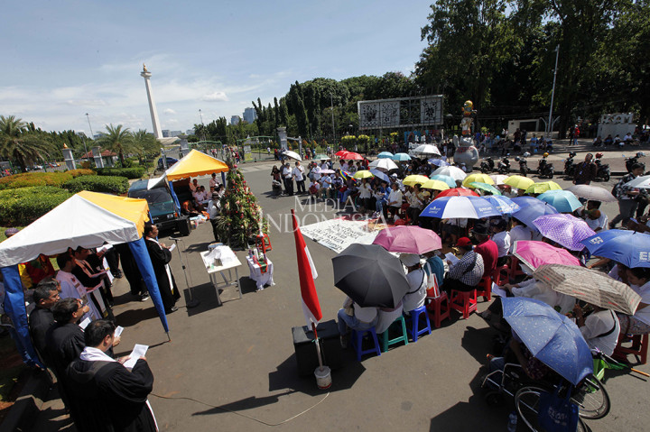 Jemaah GKI Yasmin Bogor dan HKBP Filadelfia Bekasi telah menggelar ibadah di seberang Istana Merdeka sejak Februari 2012.