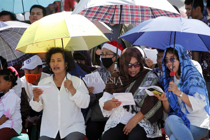 Mereka tidak bisa beribadah di gereja masing-masing karena karena adanya sengketa pembangunan rumah ibadah.