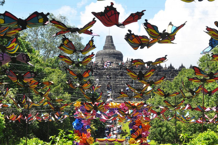 Candi Borobudur juga masih menjadi tempat yang banyak dipilih untuk menghabiskan liburan. Untuk menambah keindahan dan memeriahkan suasana dalam rangka menyambut libur panjang Natal dan Tahun Baru 2018 pihak Taman Wisata Candi memasang ratusan ornamen Kupu-Kupu di jalan masuk candi Borobudur. ANTARA/Anis Efizudin