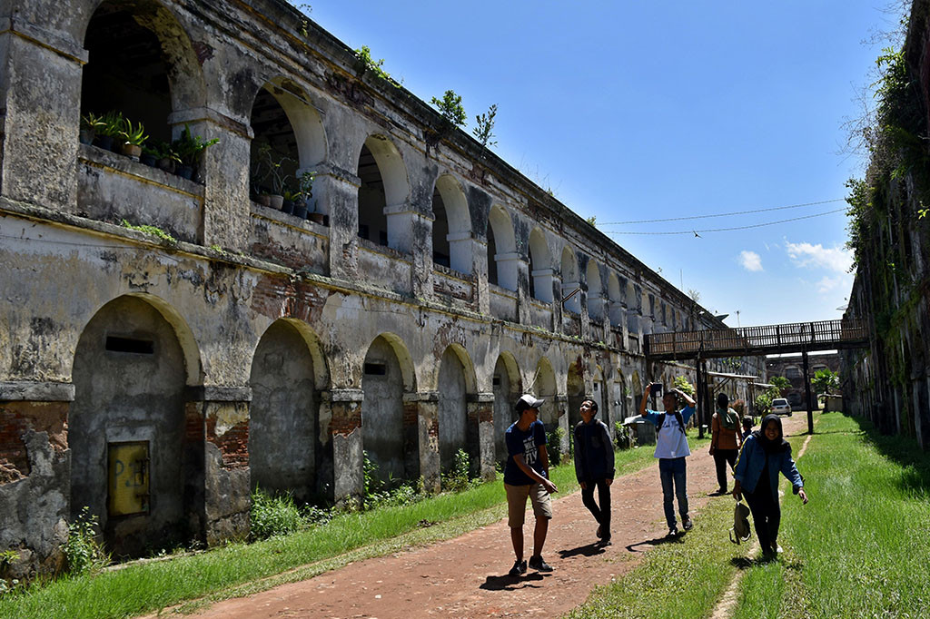 Wisatawan mengunjungi Benteng Fort Willem I di Ambarawa, Kabupaten Semarang, Jawa Tengah.. Meski belum dikelola sebagai objek wisata, benteng yang didirikan pada 1834 oleh pemerintah kolonial Belanda tersebut ramai dikunjungi wisatawan, baik sekedar berfoto maupun berwisata sejarah. ANTARA/Aditya Pradana Putra