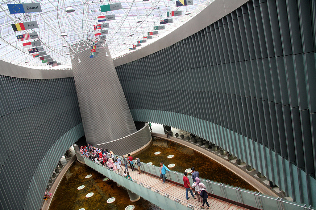 Sejumlah wisatawan mengunjungi museum tsunami di Banda Aceh, Aceh. Museum tsunami Aceh hasil rancangan arsitek Indonesia Ridwan Kamil tersebut merupakan sebuah struktur empat lantai dengan luas 2.500 meter yang dibangun untuk mengenang korban bencana tsunami Aceh pada 26 Desember 2004. ANTARA/Syifa Yulinnas