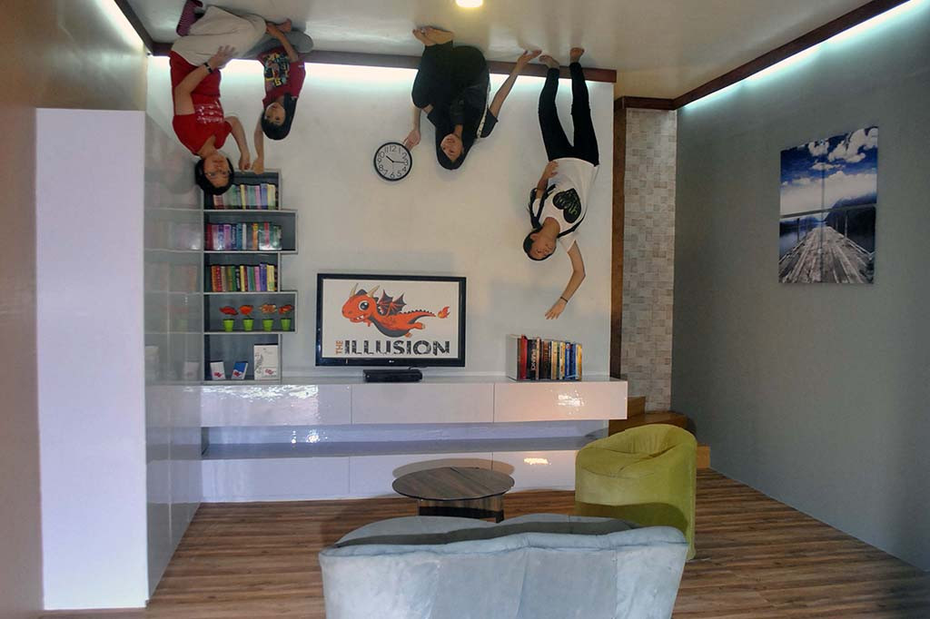 Pengunjung beraksi dalam ruangan terbalik di The Illusion, Mall Jungle Water Park, BNR, Kota Bogor, Jawa Barat. Sebanyak 55 lukisan 3D dan ruangan terbalik tersebut menjadi destinasi wisata baru dan pertama di Kota Bogor khususnya bagi pengunjung yang hobi dan senang berfoto untuk mengisi liburan panjang. ANTARA/Arif Firmansyah