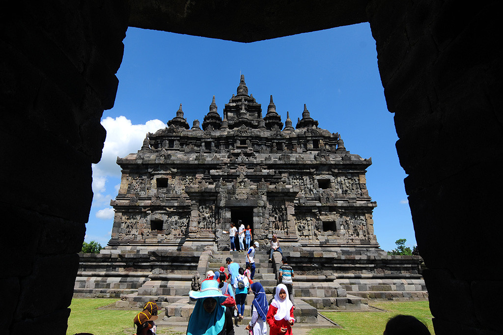 Pengunjung berada di area candi utama Candi Plaosan di Prambanan, Klaten, Jawa Tengah. Wisatawan memanfaatkan liburan Natal dan liburan sekolah berkunjung ke Candi Plaosan yang merupakan candi berlatar belakang agama Buddha yang dibangun pada abad ke-9. ANTARA/Aloysius Jarot Nugroho