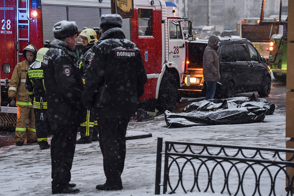 Polisi mengevakuasi korban tewas kecelakaan sebuah bus yang menabrak underpass khusus pejalan kaki di Moskow, Rusia, Senin, 25 Desember 2017 waktu setempat. 