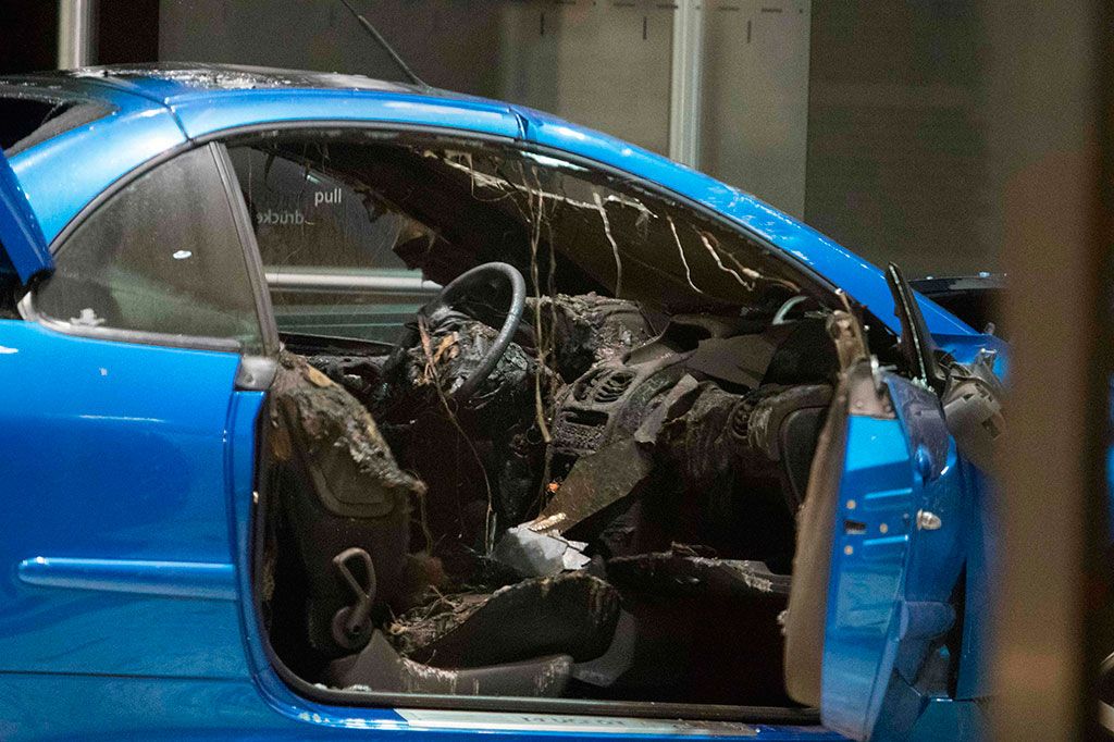 Kecelakaan yang terjadi sekitar tengah malam waktu setempat (pukul 23:00 GMT) tersebut sebagai usaha bunuh diri. Sopir, seorang pria berusia 58 tahun, diyakini satu-satunya orang yang terluka. Pria tersebut sebelumnya telah meninggalkan sebuah tas berisi tabung gas dan korek api di tempat itu.