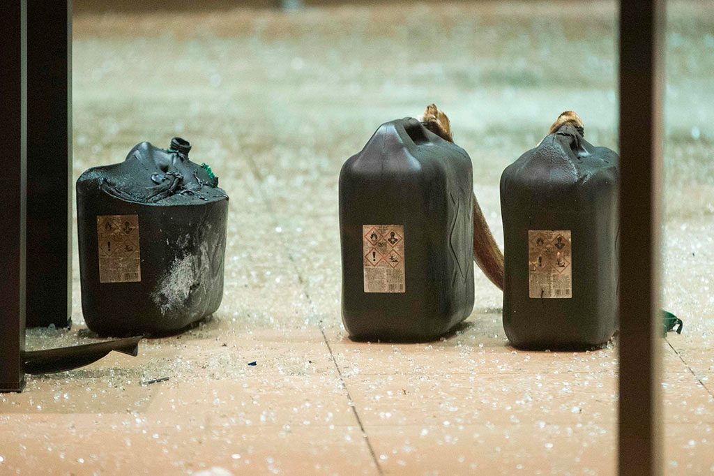 Petugas menemukan tabung bensin dan cairan ringan yang mudah terbakar di dalam mobil pelaku.