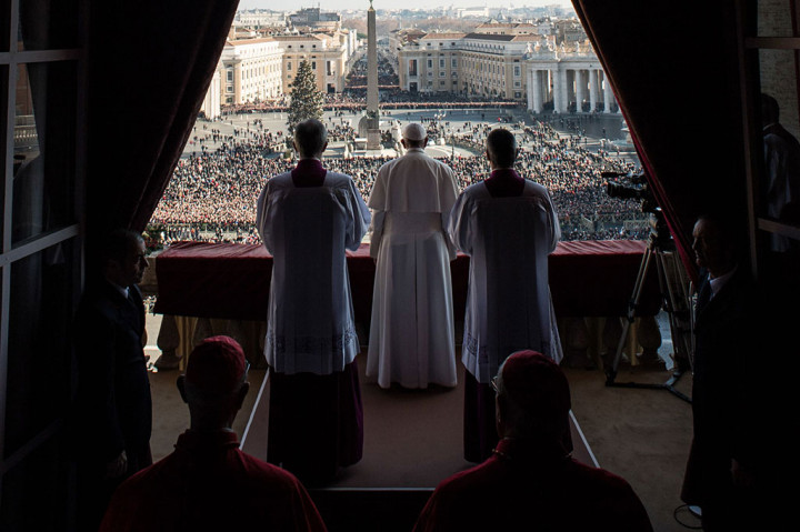 Paus Fransiskus, pemimpin 1,2 miliar umat Katolik Roma di dunia, mendesak orang-orang untuk melihat Yesus bayi yang tak berdaya pada anak-anak yang paling menderita akibat perang, migrasi dan bencana alam yang disebabkan manusia hari ini.
