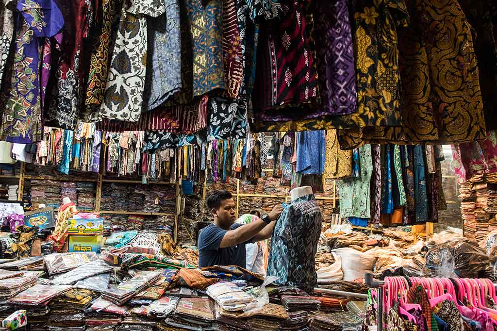 Pedagang menata pakaian batik di Bandung, Jawa Barat, Senin, 25 Desember 2017. Kementerian Perindustrian mengatakan nilai ekspor batik dan produk batik hingga Oktober 2017 mencapai USD51,15 juta (Rp664 miliar) atau naik dari capaian semester pertama 2017 yang sebesar USD39,4 juta (Rp511 miliar). 