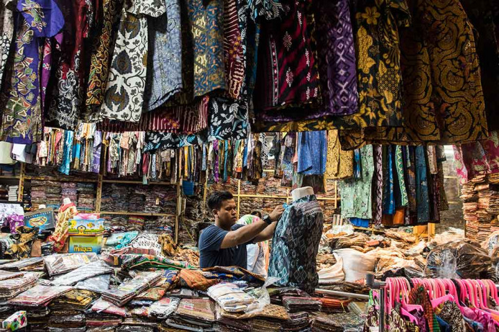 Pedagang menata pakaian batik di Bandung, Jawa Barat, Senin, 25 Desember 2017. Kementerian Perindustrian mengatakan nilai ekspor batik dan produk batik hingga Oktober 2017 mencapai USD51,15 juta (Rp664 miliar) atau naik dari capaian semester pertama 2017 yang sebesar USD39,4 juta (Rp511 miliar). 