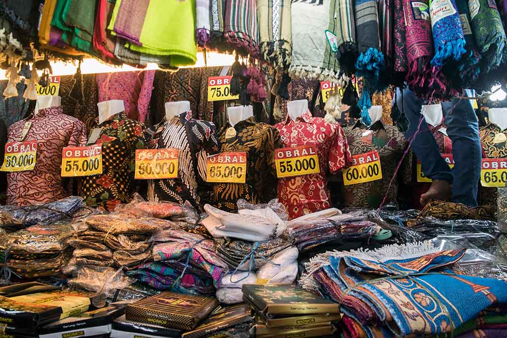 Produk batik yang didominasi industri kecil dan menengah dengan pasar utama ke Jepang, Amerika Serikat, dan Eropa itu mampu menyumbang devisa yang cukup signifikan sekaligus berdaya saing kompetitif di pasar dunia.