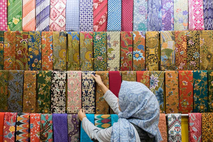 Hingga saat ini, IKM batik tersebar di 101 sentra seperti di Jawa Tengah, Jawa Barat, Jawa Timur, dan Yogyakarta. Jumlah tenaga kerja yang terserap di sentra IKM batik mencapai 15 ribu orang.