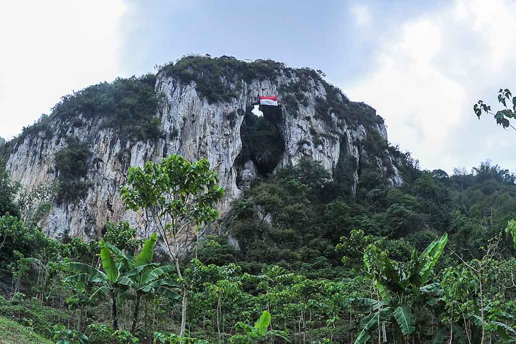 Hawu merupakan tebing yang berada di balik tebing Citatah 125, Padalarang, Bandung, Jabar, yang juga biasa disebut dengan Gunung Kapur Singgalang. Tebing tersebut memiliki sebuah lengkungan alami yang langka dan indah. Lengkungan yang secara keseluruhan merupakan lubang di dinding batu gamping tersebut mempunyai ukuran yang cukup besar.