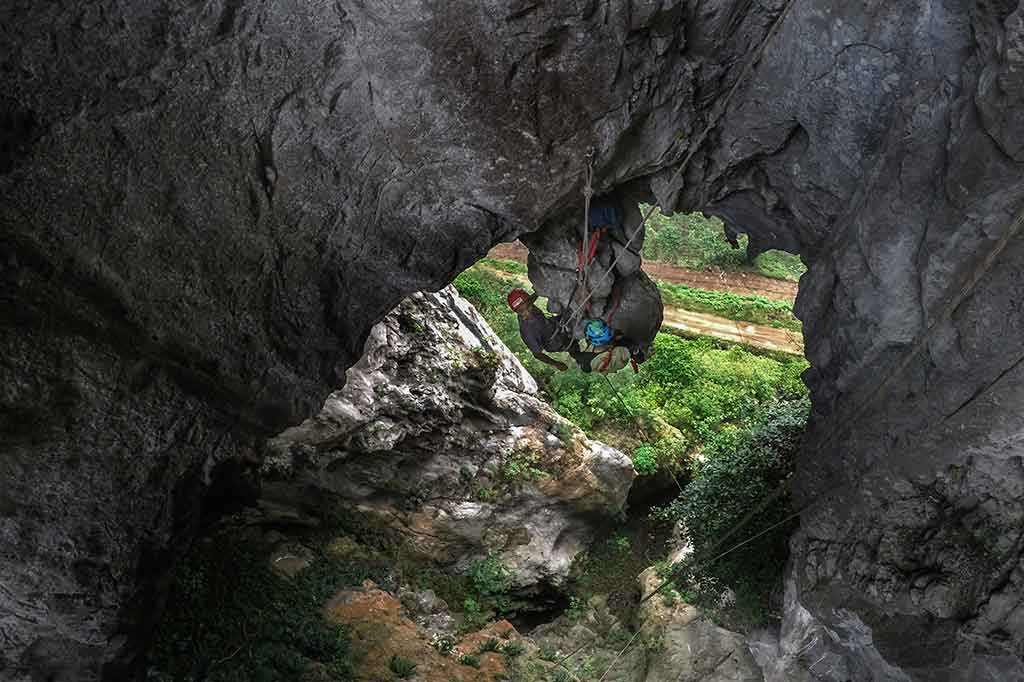 Lebarnya sekitar 30 meter dan tinggi sekitar 90 meter dan menggantung di atas dinding setinggi 30 meter dari jalan tambang batu yang ada di bawahnya. Sehingga lengkungan alami yang berada di Gunung Hawu menjadikan bentukan alami yang cukup langka dan salah satu lengkungan yang serupa terdapat di beberapa monumen Nasional di Amerika, seperti Natural Bridge, Virginia dan Arches National Monument di Utah.