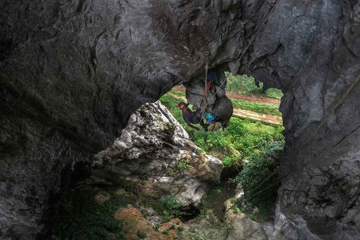 Lebarnya sekitar 30 meter dan tinggi sekitar 90 meter dan menggantung di atas dinding setinggi 30 meter dari jalan tambang batu yang ada di bawahnya. Sehingga lengkungan alami yang berada di Gunung Hawu menjadikan bentukan alami yang cukup langka dan salah satu lengkungan yang serupa terdapat di beberapa monumen Nasional di Amerika, seperti Natural Bridge, Virginia dan Arches National Monument di Utah.