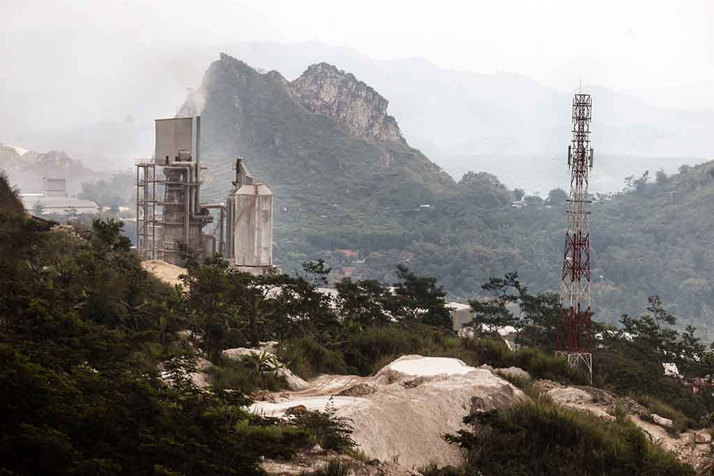 Namun sayang aktivitas pertambangan di sekitarnya menimbulkan permasalahan pada pelestarian tebing kars itu. Dampak dari aktivitas tambang dan penggalian ini berpengaruh langsung terharap penurunan keanekaragaman hayati dan satwa serta hilangnya nilai-nilai ekologi, erosi dan sedimentasi, penurunan tingkat kesuburan tanah, dan perubahan bentang alam atau lahan.