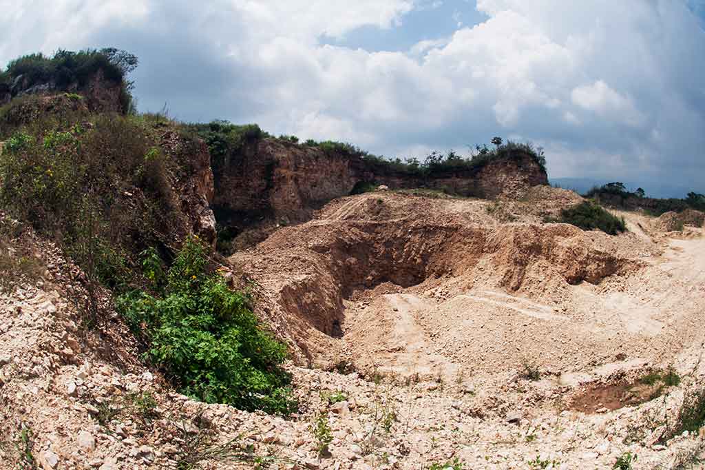 Data dari Wahana Lingkungan Hidup (Walhi) Jawa Barat, menyebutkan 40 persen dari 58 ribu hektare hamparan karst di wilayah Jawa Barat saat ini telah rusak akibat aktivitas pertambangan, seperti di Citatah, Cibinong, Gunung Goha Sukabumi, dan Gunung Kromong.
