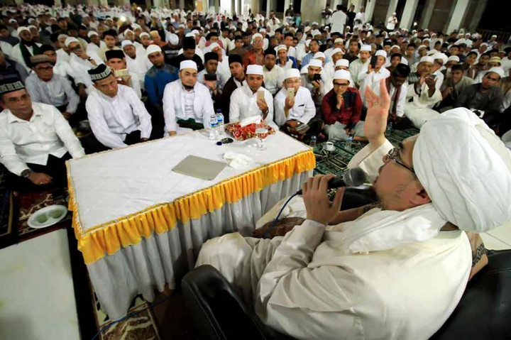 Pimpinan Pesantren Al- Facria Jakarta, Habib Jindan bin Novel bin Salim bin Jindan (kanan) menyampaikan tausiah saat berlangsung Tabligh Akbar zikir dan doa memperingati 13 tahun bencana gempa dan tsunami di Masjid Agung Almarkazul Islamic Centre Lhokseumawe, Aceh, Senin, 25 Desember 2017.