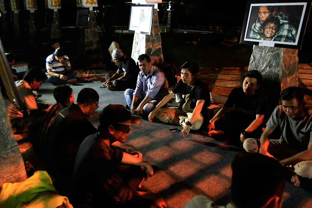 Para jurnalis Aceh dari berbagai media yang tergabung dalam organisasi AJI, IJTI, PWI dan PFI menggelar tausiah dan doa bersama untuk para wartawan serta korban tsunami 26 Desember 2004 di Banda Aceh, Aceh, Senin, 25 Desember 2017 malam. ANTARA/Irwansyah Putra